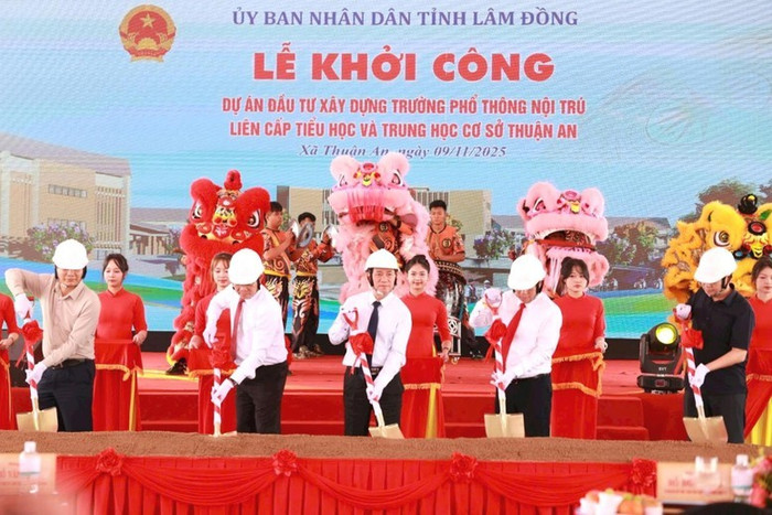 Phó Thủ tướng Hồ Đức Phớc cùng các đại biểu thực hiện nghi thức khởi công xây dựng Trường Phổ thông nội trú liên cấp tiểu học và trung học cơ sở Thuận An. Ảnh: VGP/Trần Mạnh
