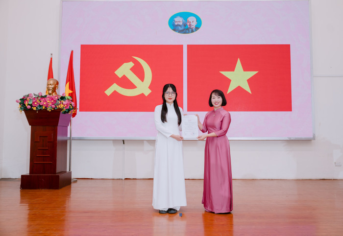 Đồng chí Đỗ Thị Ngọc Chi - Phó Bí thư Chi bộ phụ trách, Phó Hiệu trưởng nhà trường trao quyết định kết nạp Đảng. Ảnh: NTCC 45.jpg