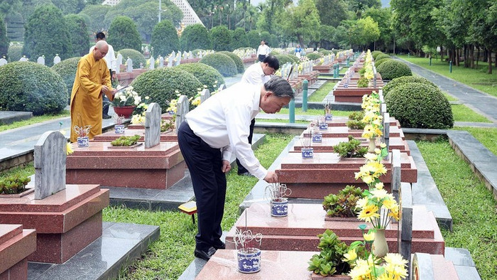 Tổng Bí thư Tô Lâm thắp hương tưởng niệm tại Nghĩa trang Liệt sĩ quốc gia A1. (Ảnh: TTXVN) Tổng Bí thư Tô Lâm thắp hương tưởng niệm tại Nghĩa trang Liệt sĩ quốc gia A1. (Ảnh: TTXVN)