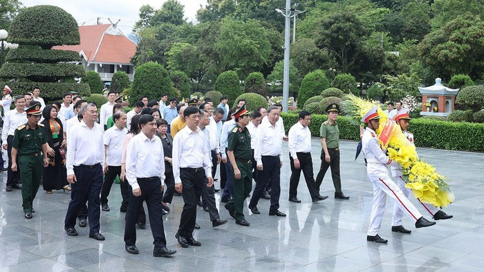 Tổng Bí thư Tô Lâm cùng đoàn công tác dâng hoa tưởng niệm tại Nghĩa trang Liệt sĩ quốc gia A1. (Ảnh: TTXVN) Tổng Bí thư Tô Lâm cùng đoàn công tác dâng hoa tưởng niệm tại Nghĩa trang Liệt sĩ quốc gia A1. (Ảnh: TTXVN)