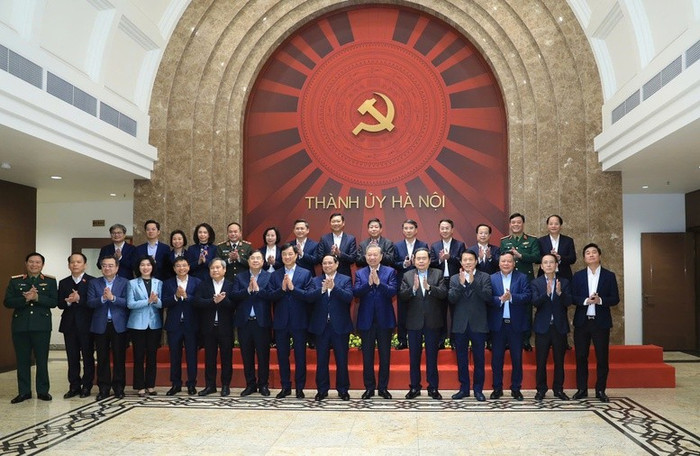 Tổng Bí thư Tô Lâm, Thủ tướng Chính phủ Phạm Minh Chính, Chủ tịch Quốc hội Trần Thanh Mẫn cùng các đại biểu Trung ương, TP. Hà Nội chụp ảnh lưu niệm. Ảnh: VGP/DA