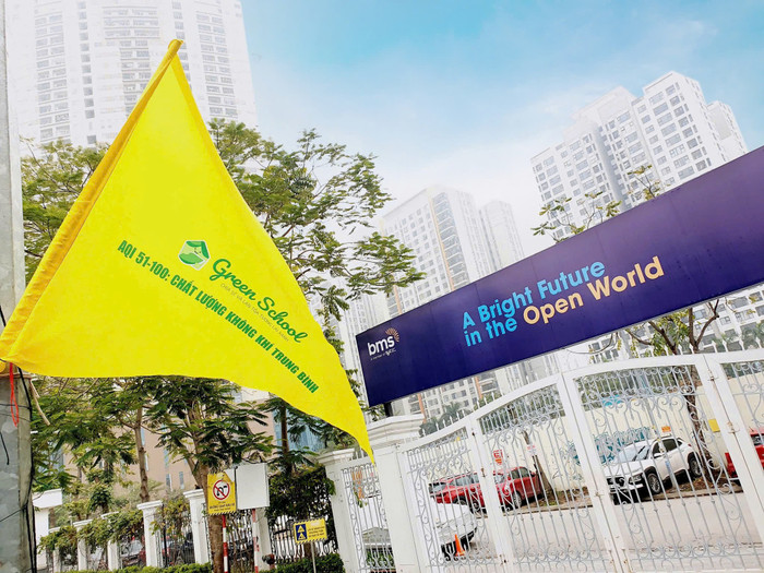 Câu lạc bộ Ecoschool treo cờ cảnh báo chất lượng không khí hàng ngày tại Trường trung học cơ sở Ban Mai (quận Hà Đông, Hà Nội) ecogreen-school.jpg