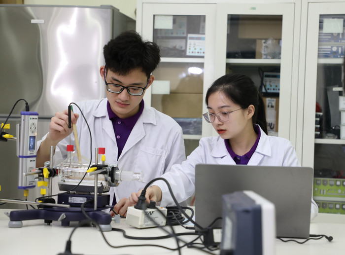Trường Đại học Giáo dục và Ademy Việt Nam dành tặng các em học sinh chương trình học hè miễn phí, bước đầu sẽ bao gồm các môn học Toán và Khoa học Tự nhiên, với đầy đủ các phân môn Vật lý, Hóa học và Sinh học cho các khối lớp 6, 7, 8 và 9. Ảnh minh họa: Trường Đại học Giáo dục cung cấp. truong-dh-giao-duc.jpg