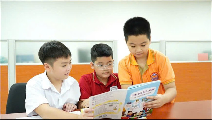 Các em học sinh trong giờ đọc sách. Ảnh: Thời báo Ngân hàng z6936156756730-65144a0807b4998752e8cb1f294f30be.jpg