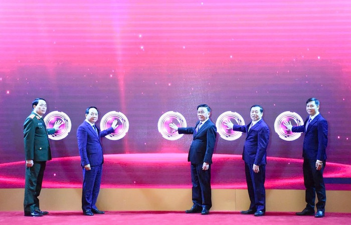Thường trực Ban Bí thư Trần Cẩm Tú, Trưởng Ban Tuyên giáo và Dân vận Trung ương Trịnh Văn Quyết và lãnh đạo các ban, bộ ngành nhấn nút ra mắt ứng dụng di động Tuyên giáo và Dân vận Trung ương. Ảnh: VGP/Toàn Thắng