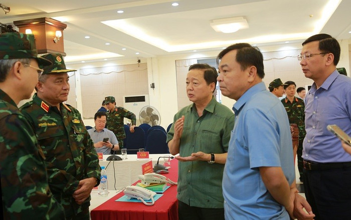 Phó Thủ tướng trao đổi trực tiếp sau cuộc họp. Ảnh: VGP/Minh Khôi Phó Thủ tướng trao đổi trực tiếp sau cuộc họp. Ảnh: VGP/Minh Khôi