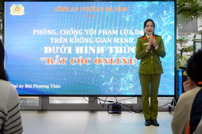 can-bo-cong-an-phuong-ha-nam-tinh-ninh-binh-tuyen-truyen-kien-thuc-cho-cac-em-hoc-sinh-ve-phong-chong-hoat-dong-bat-coc-online-tren-khong-gian-mang-anh-cong-an-tinh-ninh-binh.jpg