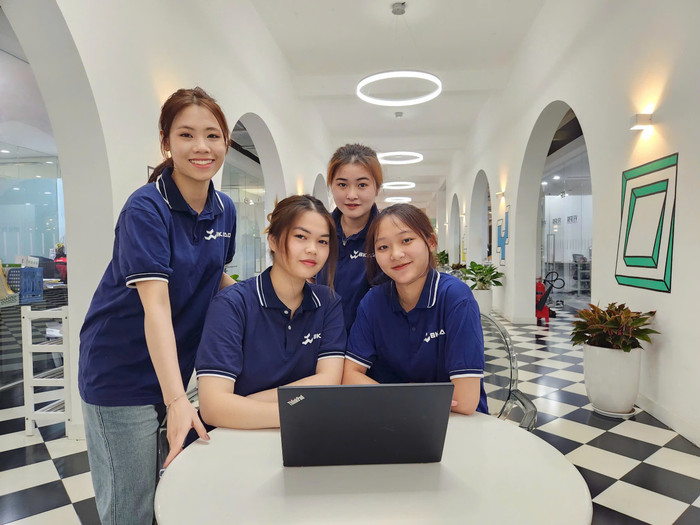 Nhóm sinh viên BKACAD làm việc nhóm trong không gian sáng tạo khởi nghiệp BKHup. z6849100598002-6270218baa29924228f584441a9a5d32.jpg