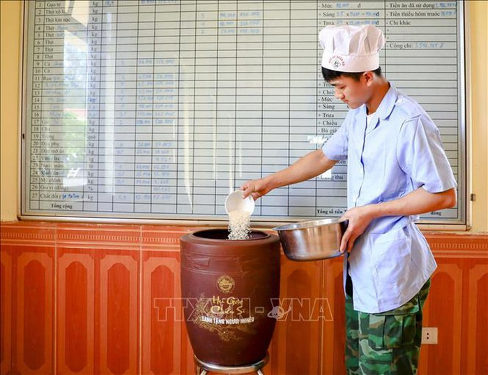 Tại Đồn Biên phòng Mường Mươn (huyện Mường Chà, tỉnh Điện Biên), trước mỗi giờ nấu cơm, chiến sĩ lại bớt một bát gạo để cho vào “Hũ gạo Chiến sĩ” Tại Đồn Biên phòng Mường Mươn (huyện Mường Chà, tỉnh Điện Biên), trước mỗi giờ nấu cơm, chiến sĩ lại bớt một bát gạo để cho vào “Hũ gạo Chiến sĩ”