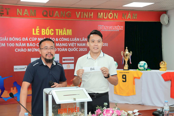 Đại diện đội bóng Báo Nông thôn ngày nay/ Dân Việt bốc thăm tại buổi lễ Đại diện đội bóng Báo Nông thôn ngày nay/ Dân Việt bốc thăm tại buổi lễ