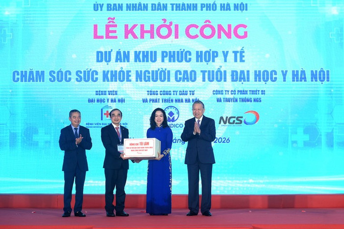 Tổng Bí thư trao quà tặng Trường đại học Y Hà Nội. Ảnh: Đăng Khoa