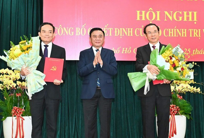 Đồng chí Trần Cẩm Tú trao quyết định và tặng hoa chúc mừng đồng chí Nguyễn Văn Nên và đồng chí Trần Lưu Quang. trao-quyet-dinh-17560874074291557596245.jpg