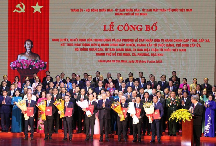 Tổng Bí thư Tô Lâm tặng hoa chúc mừng các đồng chí lãnh đạo Thành phố Hồ Chí Minh. Ảnh: VGP Tổng Bí thư Tô Lâm tặng hoa chúc mừng các đồng chí lãnh đạo Thành phố Hồ Chí Minh. Ảnh: VGP
