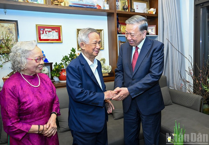 Tối 16/2 (29 tháng Chạp), Tổng Bí thư Tô Lâm đến thăm, chúc Tết gia đình Giáo sư, Tiến sĩ, Nhà giáo Nhân dân Nguyễn Lân Dũng và Phó Giáo sư, Tiến sĩ, Thầy thuốc Nhân dân Nguyễn Kim Nữ Hiếu, nguyên Phó Giám đốc Bệnh viện Trung ương Quân đội 108, vừa được vinh danh là Công dân Thủ đô ưu tú năm 2025, tại phường Hai Bà Trưng, Hà Nội.