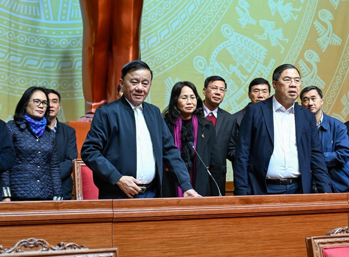 Thường trực Ban Bí thư Trần Cẩm Tú kiểm tra công tác lắp đặt thiết bị tại khu vực Hội trường trung tâm. Ảnh: Duy Linh