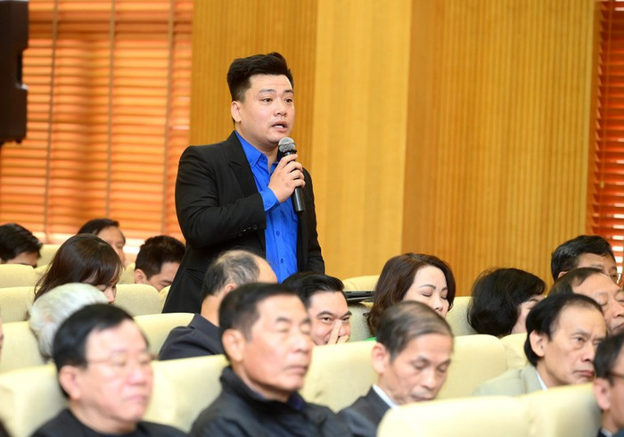 Cử tri thành phố Hà Nội phát biểu ý kiến kiến nghị với các đại biểu Quốc hội. Ảnh: Đăng Khoa