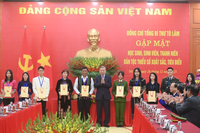 Tổng Bí thư Tô Lâm tặng quà cho các cháu học sinh, sinh viên, thanh niên dân tộc thiểu số xuất sắc, tiêu biểu.