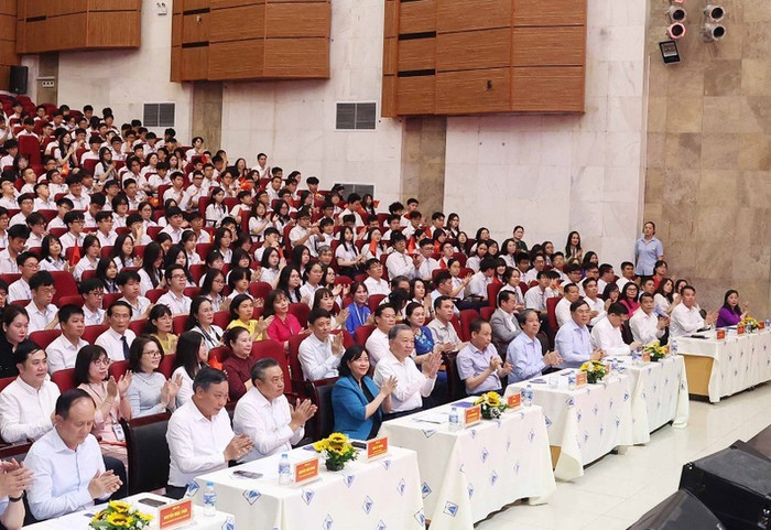 Tổng Bí thư Tô Lâm cùng lãnh đạo Bộ Giáo dục và Đào tạo và thành phố Hà Nội tới thăm Trường THPT Chuyên Hà Nội-Amsterdam. Tổng Bí thư Tô Lâm cùng lãnh đạo Bộ Giáo dục và Đào tạo và thành phố Hà Nội tới thăm Trường THPT Chuyên Hà Nội-Amsterdam.