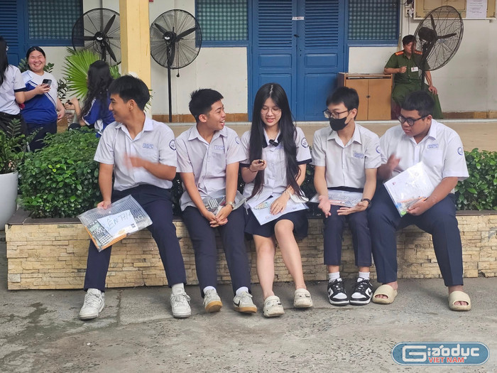 Thí sinh tại điểm thi Nguyễn Thị Diệu trao đổi bài trước khi bắt đầu lên phòng thi làm bài. Ảnh: V.D gdvn-diemthintd.jpg