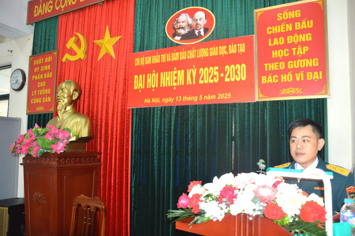 Trung tá Phạm Văn Phong - Bí thư Chi bộ, Phó trưởng Ban kết luận ý kiến đóng góp vào các văn kiện Đại hội. 4.jpg