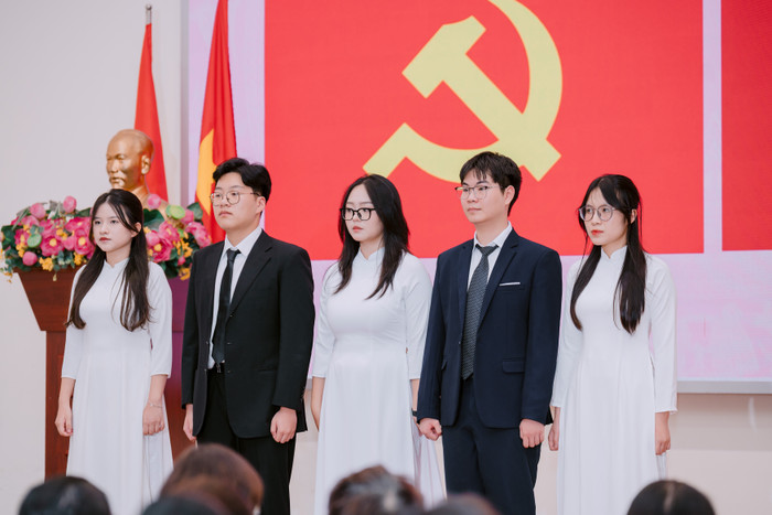 5 học sinh ưu tú được kết nạp Đảng. Ảnh: NTCC a7401307.jpg