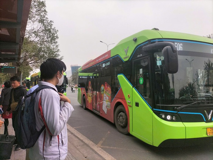 Xe bus điện đang là giải pháp di chuyển xanh được đông đảo học sinh lựa chọn. xe-dien.jpg