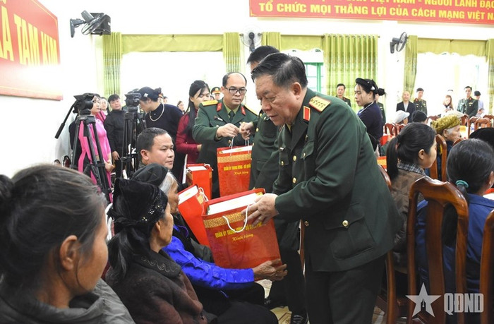 Đại tướng Nguyễn Trọng Nghĩa trao quà tặng các gia đình chính sách, người có công trên địa bàn tỉnh Cao Bằng. Ảnh: ANH MINH