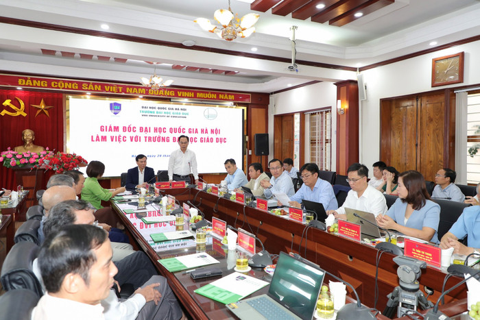 Giám đốc ĐHQGHN Hoàng Minh Sơn phát biểu tại buổi làm việc. Giám đốc ĐHQGHN Hoàng Minh Sơn phát biểu tại buổi làm việc.