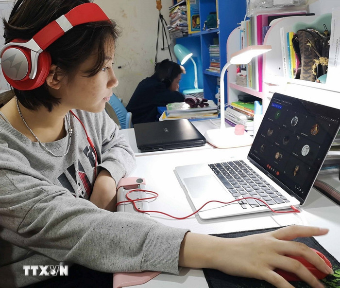 Học sinh Hà Nội học trực tuyến. Ảnh: Thanh Tùng/TTXVN