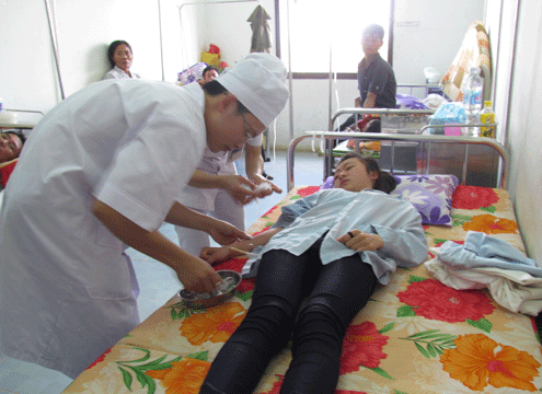 Em Duyên được điều trị tại bệnh viện. Ảnh: V.Đ. Em Duyên được điều trị tại bệnh viện. Ảnh: V.Đ.