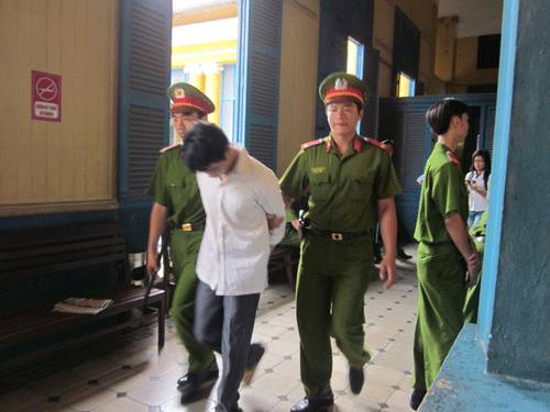 Nguyễn Thịnh Khanh (áo trắng) Nguyễn Thịnh Khanh (áo trắng)