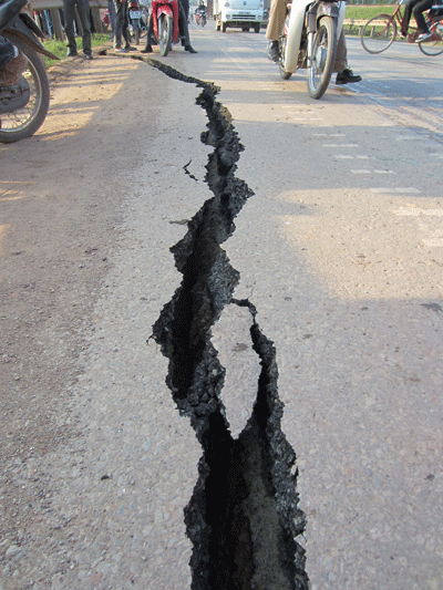 Quốc lộ 1A nứt toác sau vụ nổ. Ảnh: N.K. Quốc lộ 1A nứt toác sau vụ nổ. Ảnh: N.K.