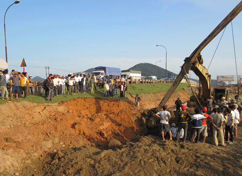 Hiện trường nơi quả bom phát nổ. Ảnh: N.K. Hiện trường nơi quả bom phát nổ. Ảnh: N.K.