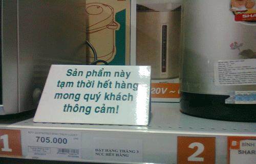 Nhiều kệ hàng Big C để trống và treo biển tạm thời hết hàng. Nhiều kệ hàng Big C để trống và treo biển tạm thời hết hàng.