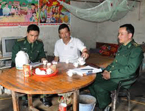 Các cán bộ tại câu lạc bộ (CLB) Chân trời mới huyện Mường Ẳng, tỉnh Điện Biên. Các cán bộ tại câu lạc bộ (CLB) Chân trời mới huyện Mường Ẳng, tỉnh Điện Biên.