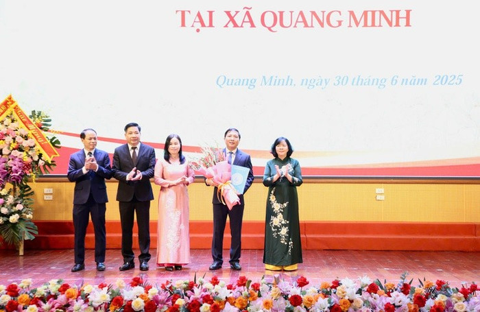 Bí thư Thành ủy Bùi Thị Minh Hoài trao quyết định cho đồng chí Nguyễn Thanh Liêm, Bí thư Đảng ủy xã Quang Minh. Ảnh: hanoi.gov.vn. bi-thu-thanh-uy-bui-thi-minh-hoai-trao-quyet-dinh-cho-dong-chi-nguyen-thanh-liem-bi-thu-dang-uy-xa-quang-minh.jpg