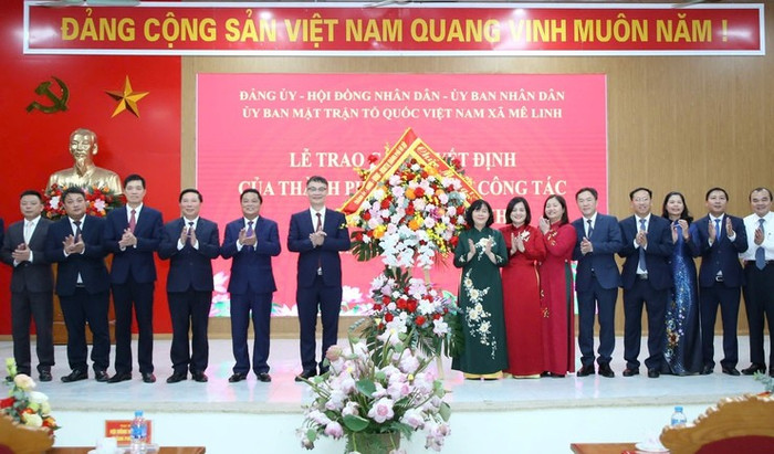 Bí thư Thành ủy Bùi Thị Minh Hoài chúc mừng xã Mê Linh. Ảnh: hanoi.gov.vn. Bí thư Thành ủy Bùi Thị Minh Hoài chúc mừng xã Mê Linh. Ảnh: hanoi.gov.vn.