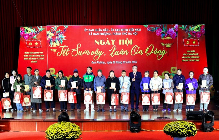 Bà Phùng Thị Hồng Hà trao 450,5 triệu đồng từ Liên đoàn Lao động thành phố Hà Nội tặng 455 suất quà cho công nhân lao động trên địa bàn xã Đan Phượng. Ảnh: hanoi.gov.vn.
