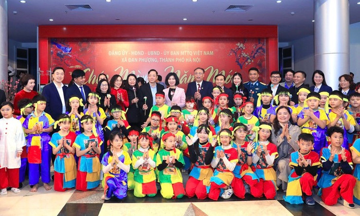 Các đại biểu chụp ảnh lưu niệm tại Chương trình. Ảnh: hanoi.gov.vn.