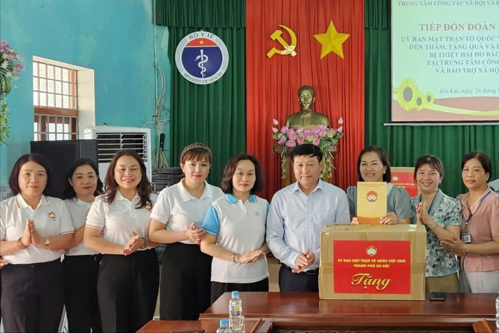 Đoàn công tác Ủy ban Mặt trận Tổ quốc Việt Nam thành phố Hà Nội tặng quà Trung tâm công tác xã hội và bảo trợ xã hội An Nhơn