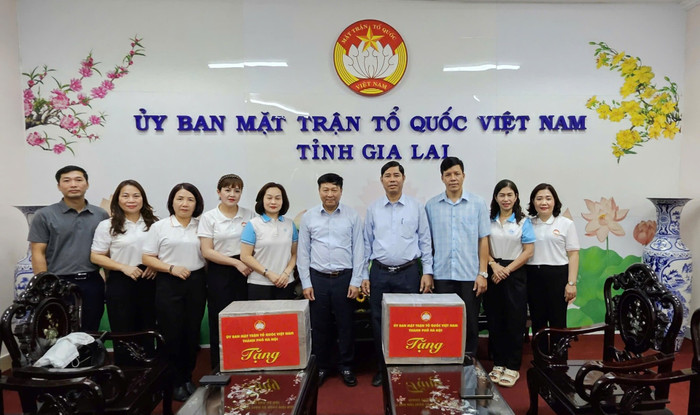 Đoàn công tác Ủy ban Mặt trận Tổ quốc Việt Nam thành phố Hà Nội trao quà đến Ủy ban Mặt trận Tổ quốc Việt Nam tỉnh Gia Lai. Ảnh: hanoi.gov.vn.