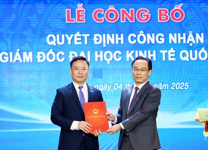 Thứ trưởng Bộ Giáo dục và Đào tạo Hoàng Minh Sơn trao Quyết định công nhận Giám đốc Đại học Kinh tế Quốc dân cho Phó Giáo sư, Tiến sĩ Bùi Huy Nhượng. Ảnh: NEU. dsc-9319-copy.jpg