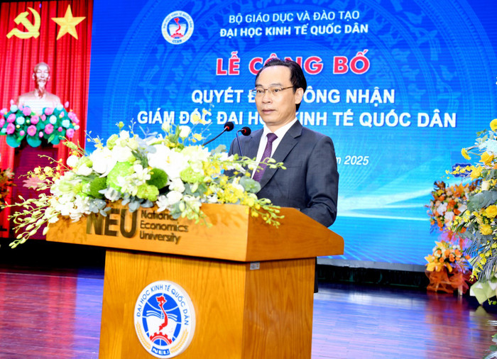 Thứ trưởng Bộ Giáo dục và Đào tạo Hoàng Minh Sơn phát biểu tại buổi lễ. Ảnh: NEU. dsc-9334-copy.jpg