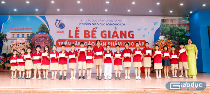 Hiệu trưởng Trường Tiểu học Lô-mô-nô-xốp Mỹ Đình khen thưởng tập thể lớp đạt thành tích lớp tiên tiến xuất sắc năm học 2024-2025. gdvn-luot-1.jpg