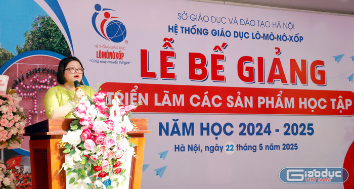 Cô Thiều Thị Thu Hà - Hiệu trưởng Trường Tiểu học Lô-mô-nô-xốp Mỹ Đình phát biểu tại lễ bế giảng. gdvn-ht.jpg