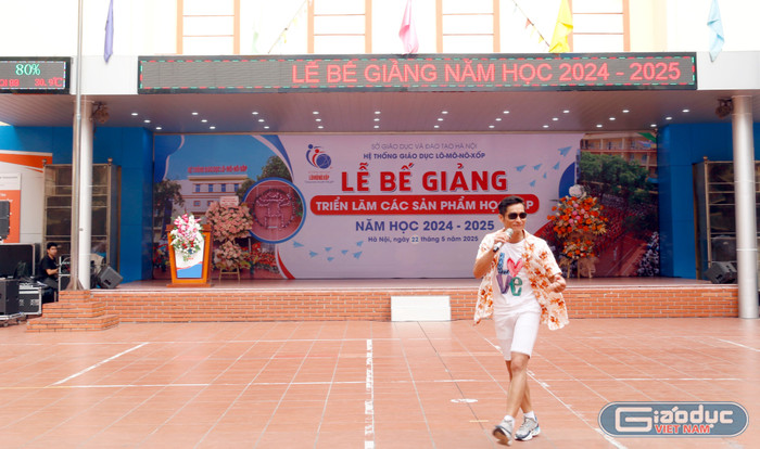 Phần rap về hành trình của thầy và trò nhà trường do chính giáo viên trong trường tự viết, đã được thể hiện vô cùng sôi động tại lễ bế giảng. gdvn-thay-giao.jpg