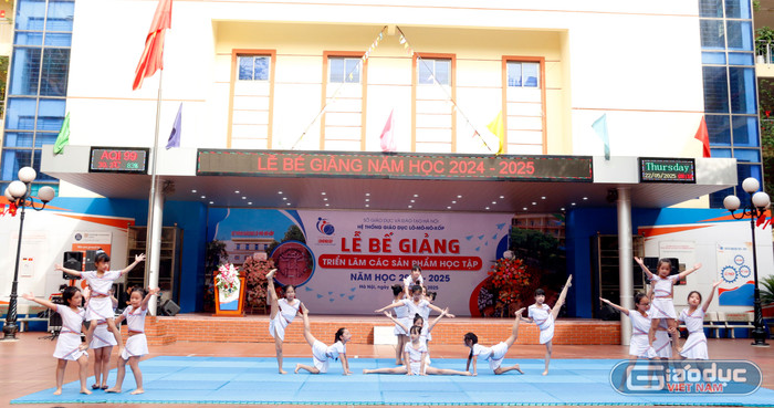 Tiết mục đồng diễn Aerobic mở màn cho chương trình nghệ thuật. gdvn-1d1.jpg