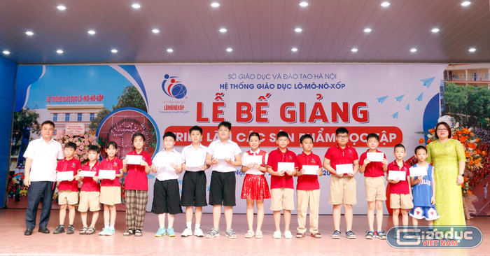 Khen thưởng học sinh đạt giải trong cuộc thi các cấp. gdvn-khen-thuong.jpg