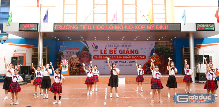 Liên khúc múa - hát - rap khép lại chương trình nghệ thuật. Liên khúc múa - hát - rap khép lại chương trình nghệ thuật.