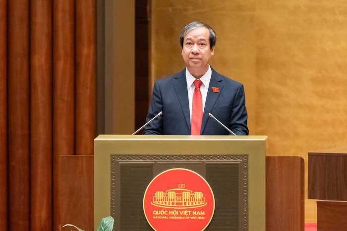 Bộ trưởng Bộ giáo dục và Đào tạo Nguyễn Kim Sơn trình bày báo cáo tiếp thu, giải trình, chỉnh lý dự thảo luật. Ảnh: quochoi.vn.